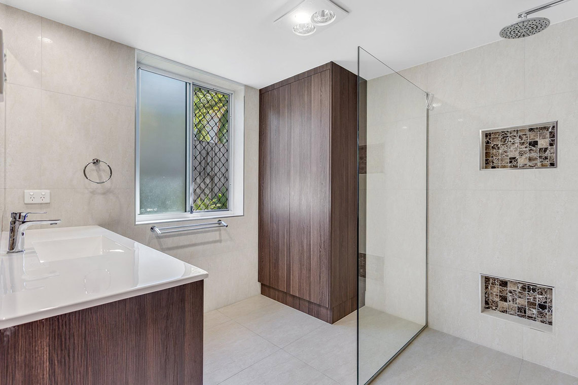 Walk-in shower with mosaic niches