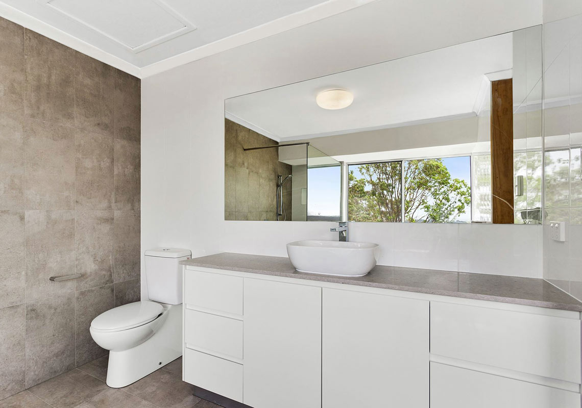 Vessel basin & concrete-look feature wall